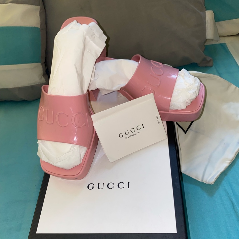 Authentic Wild rose rubber Gucci slide.